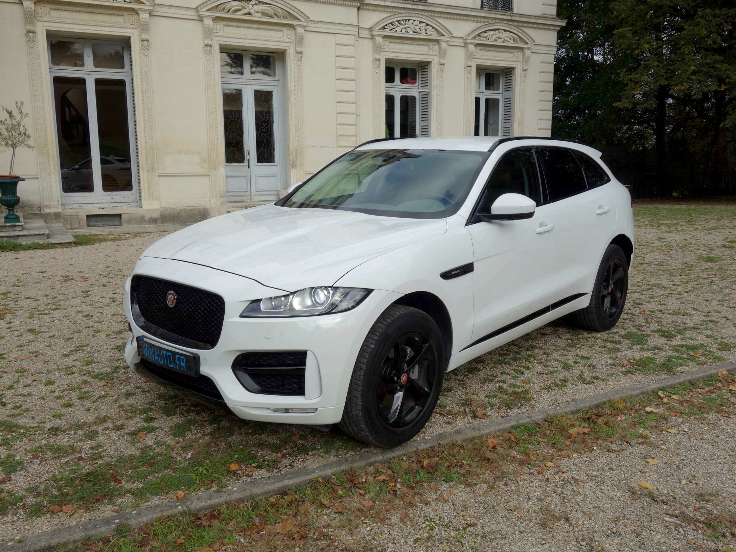 You are currently viewing Jaguar F-Pace 2.0 D 180 ch R-Sport 4X4