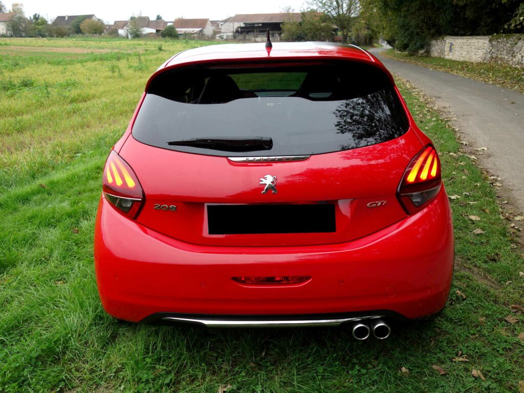PEUGEOT 208