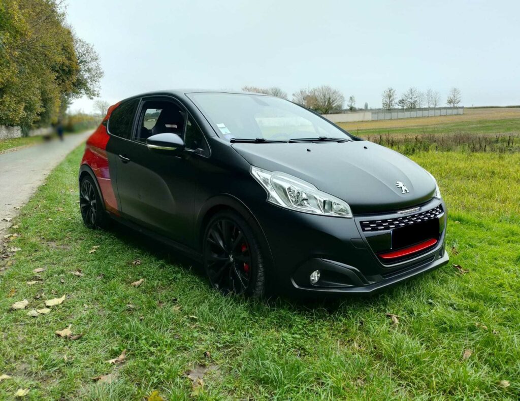 PEUGEOT 208