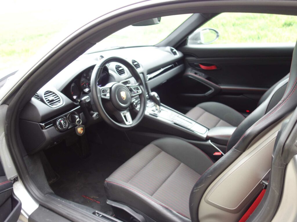 PORSCHE Cayman